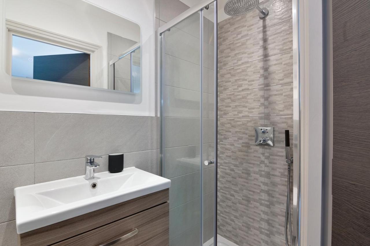 Spacious, 3 Bedroom, 2 Bathroom, Surbiton Dış mekan fotoğraf